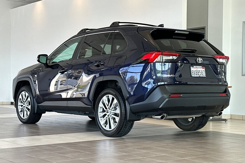Toyota RAV4 Vehicle Full-screen Gallery Image 06