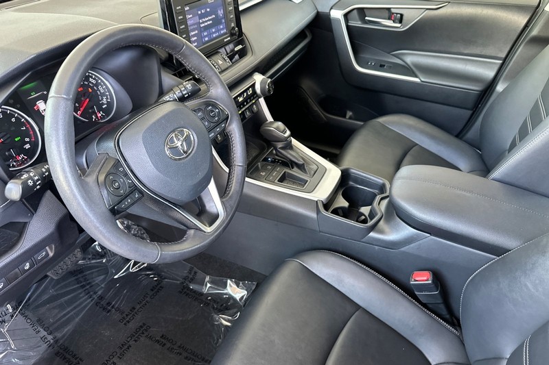 Toyota RAV4 Vehicle Full-screen Gallery Image 10