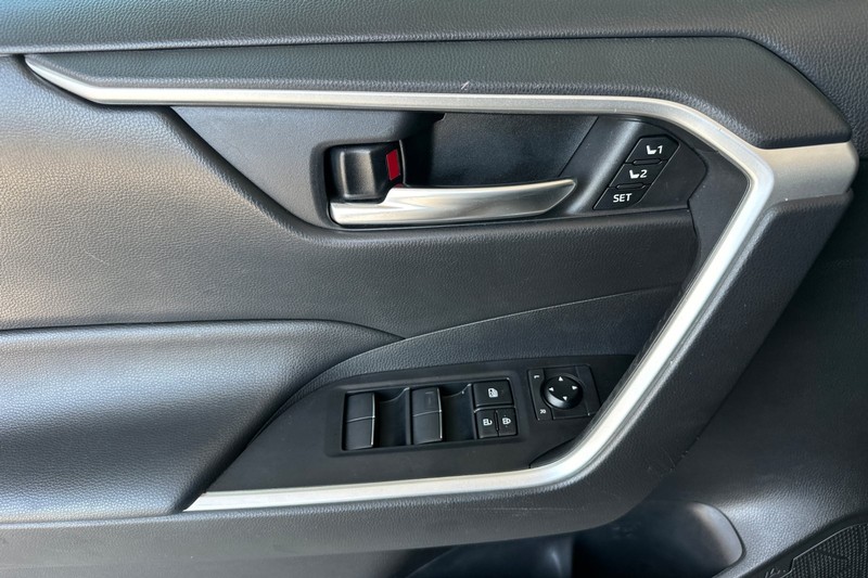 Toyota RAV4 Vehicle Full-screen Gallery Image 11