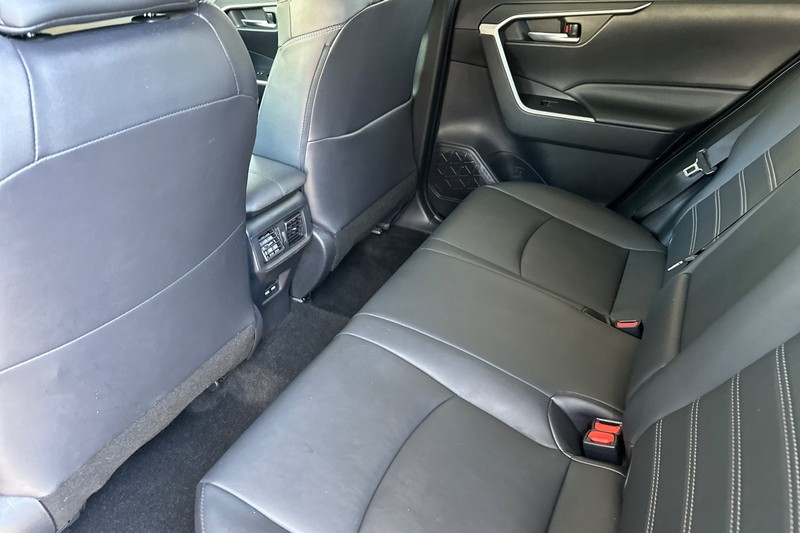 Toyota RAV4 Vehicle Full-screen Gallery Image 12
