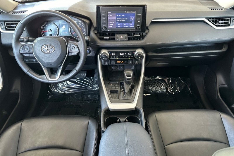 Toyota RAV4 Vehicle Full-screen Gallery Image 13