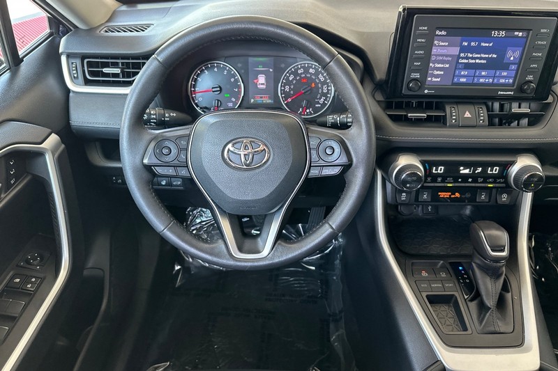 Toyota RAV4 Vehicle Full-screen Gallery Image 14