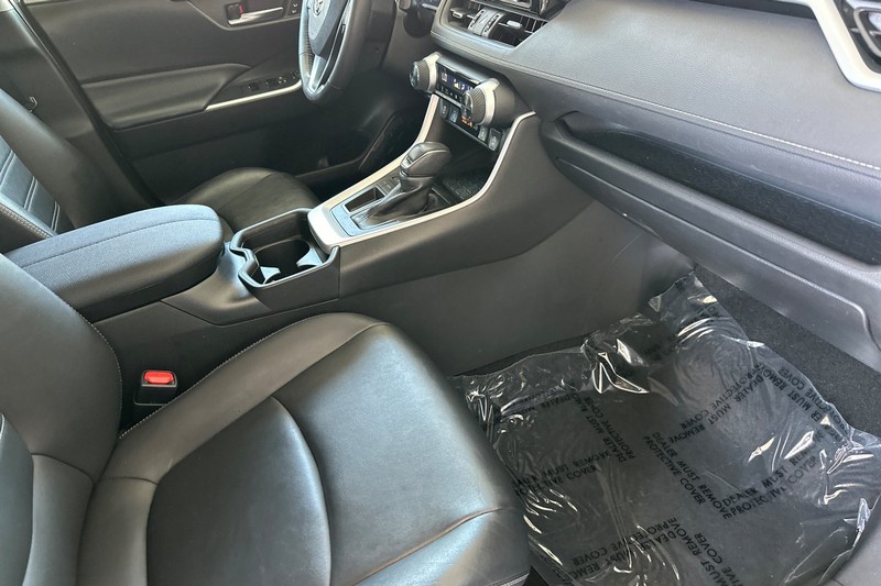 Toyota RAV4 Vehicle Full-screen Gallery Image 16