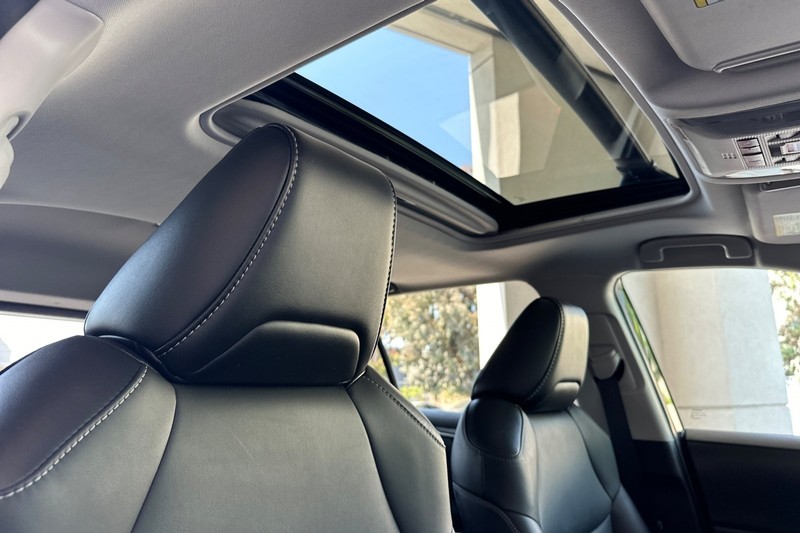 Toyota RAV4 Vehicle Full-screen Gallery Image 17