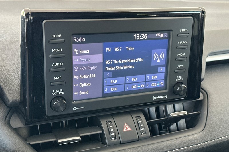 Toyota RAV4 Vehicle Full-screen Gallery Image 18