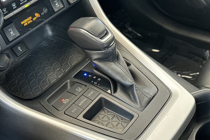 Toyota RAV4 Vehicle Full-screen Gallery Image 21