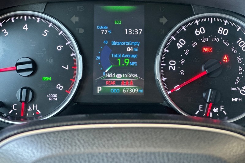 Toyota RAV4 Vehicle Full-screen Gallery Image 25