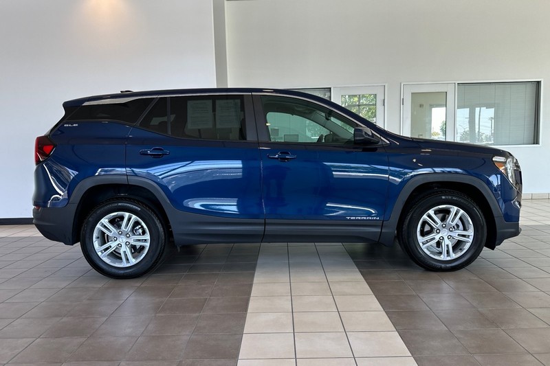 GMC Terrain Vehicle Full-screen Gallery Image 03