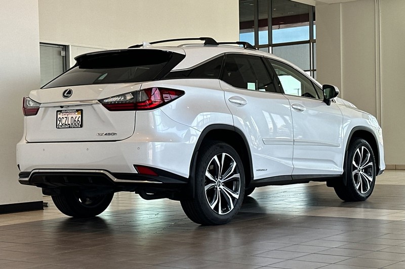 Lexus RX Vehicle Full-screen Gallery Image 04