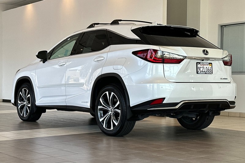 Lexus RX Vehicle Full-screen Gallery Image 06