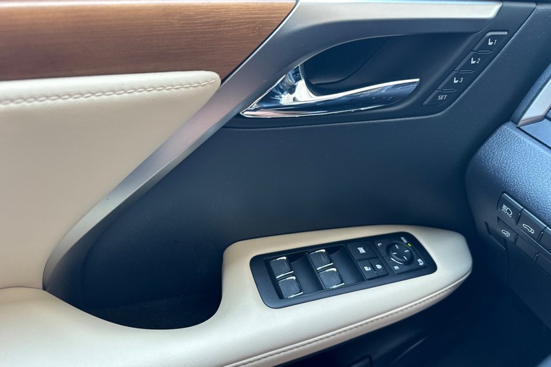 Lexus RX Vehicle Full-screen Gallery Image 11