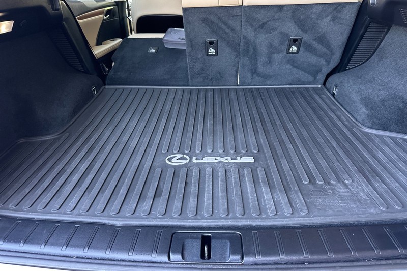 Lexus RX Vehicle Full-screen Gallery Image 15