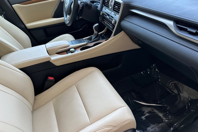 Lexus RX Vehicle Full-screen Gallery Image 16