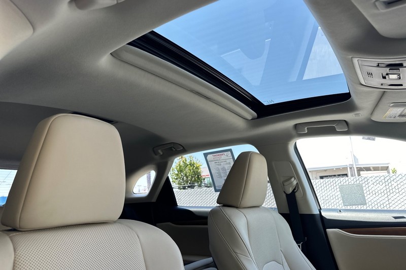 Lexus RX Vehicle Full-screen Gallery Image 17
