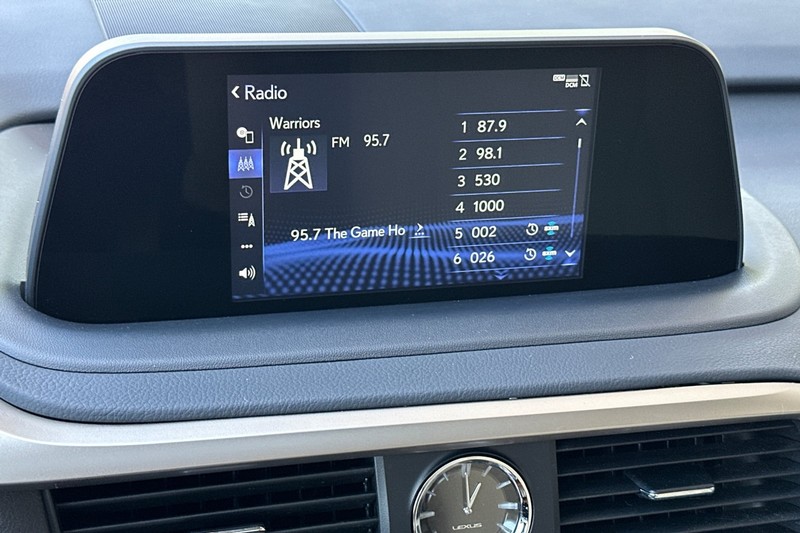Lexus RX Vehicle Full-screen Gallery Image 18