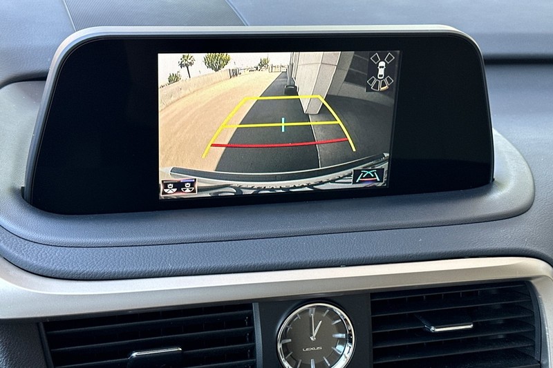 Lexus RX Vehicle Full-screen Gallery Image 19