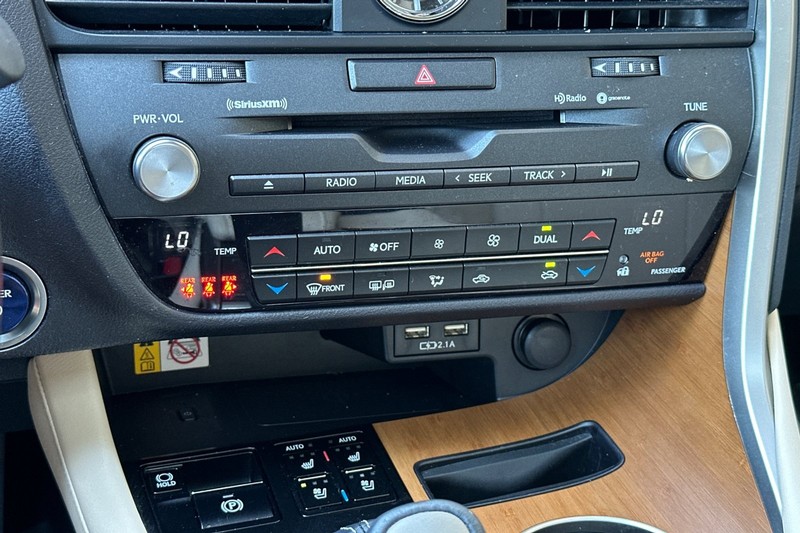 Lexus RX Vehicle Full-screen Gallery Image 20