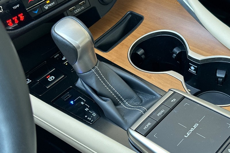 Lexus RX Vehicle Full-screen Gallery Image 21