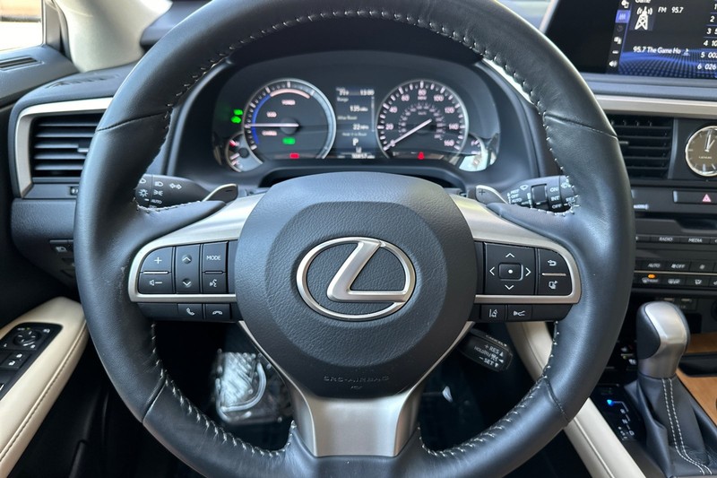 Lexus RX Vehicle Full-screen Gallery Image 23