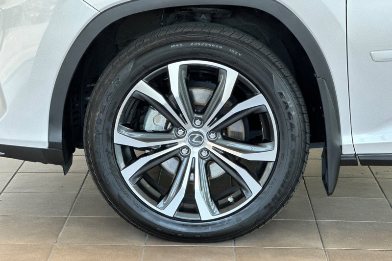 Lexus RX Vehicle Full-screen Gallery Image 26