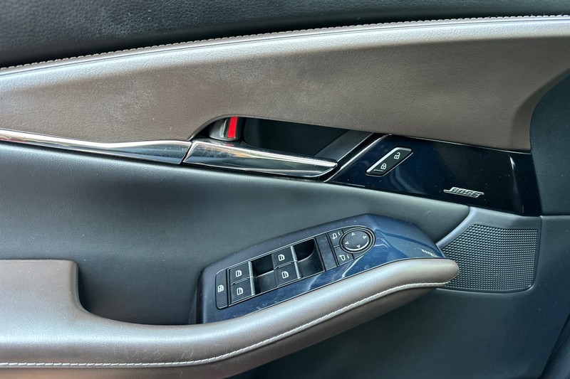 Mazda CX-30 Vehicle Full-screen Gallery Image 11