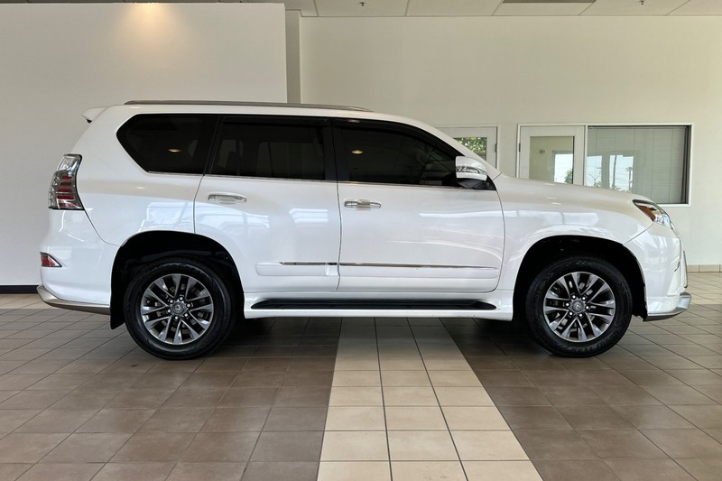 Lexus GX Vehicle Full-screen Gallery Image 03