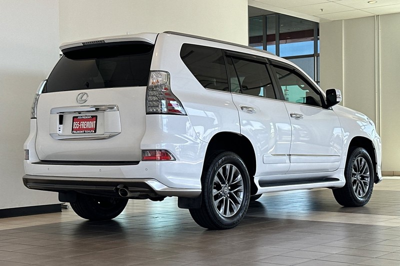 Lexus GX Vehicle Full-screen Gallery Image 04