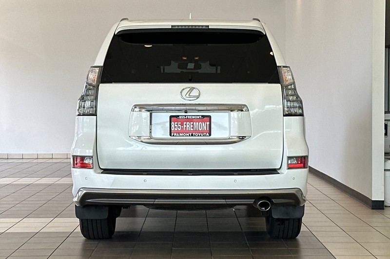 Lexus GX Vehicle Full-screen Gallery Image 05
