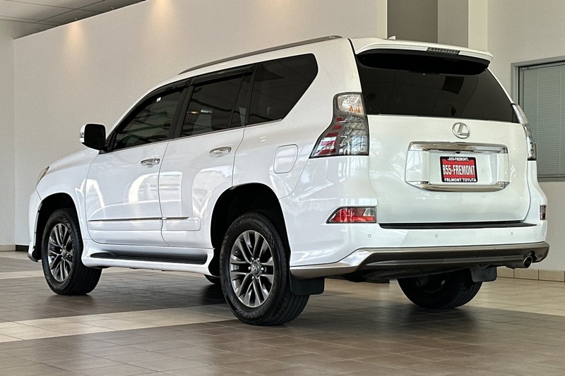 Lexus GX Vehicle Full-screen Gallery Image 06