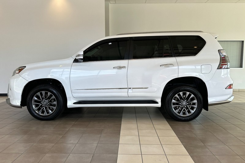 Lexus GX Vehicle Full-screen Gallery Image 07