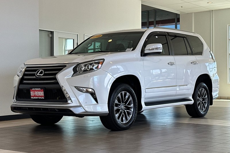 Lexus GX Vehicle Full-screen Gallery Image 08