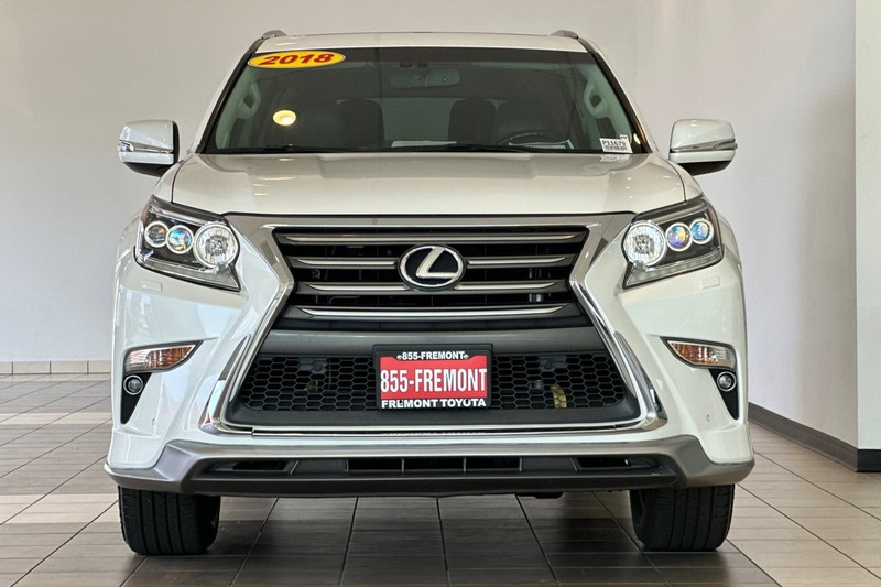 Lexus GX Vehicle Full-screen Gallery Image 09