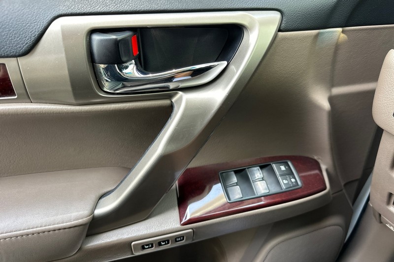 Lexus GX Vehicle Full-screen Gallery Image 11