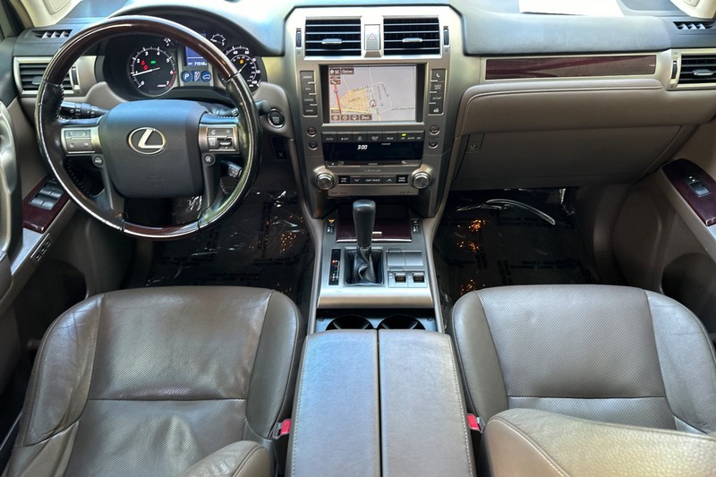 Lexus GX Vehicle Full-screen Gallery Image 13