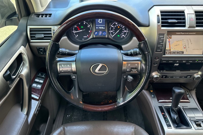 Lexus GX Vehicle Full-screen Gallery Image 14