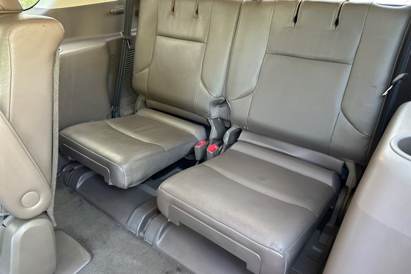 Lexus GX Vehicle Full-screen Gallery Image 15