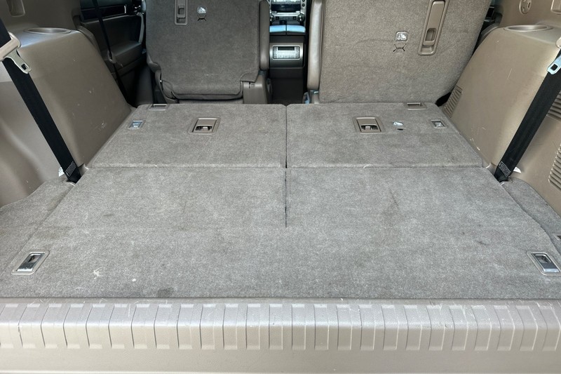 Lexus GX Vehicle Full-screen Gallery Image 16