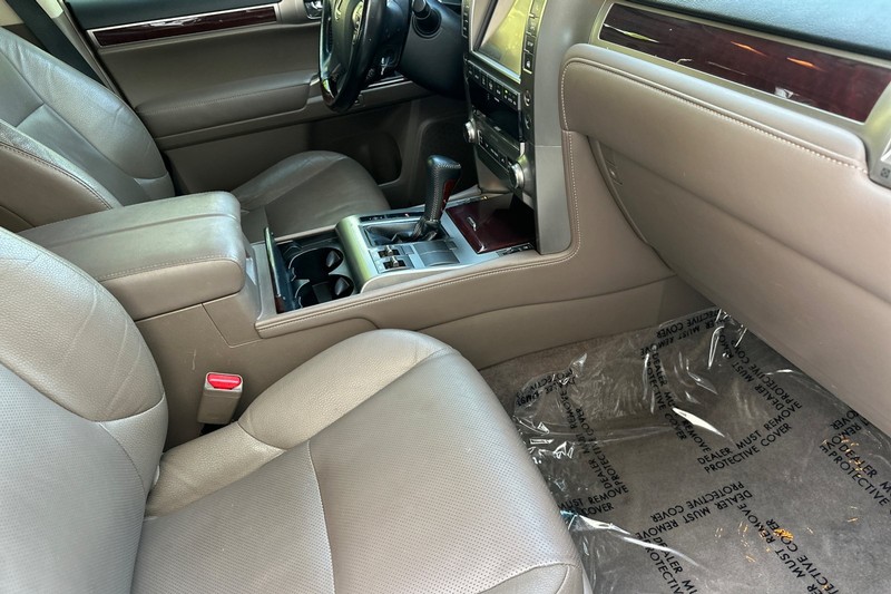 Lexus GX Vehicle Full-screen Gallery Image 17
