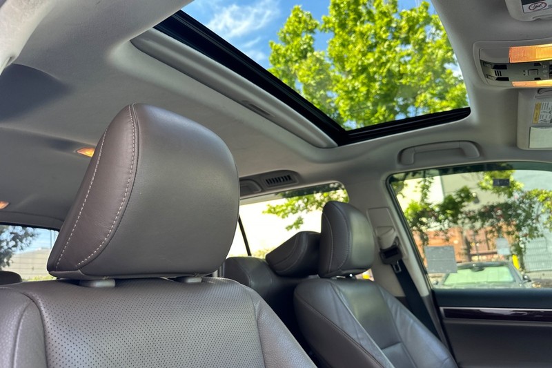 Lexus GX Vehicle Full-screen Gallery Image 18