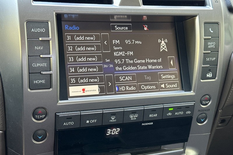 Lexus GX Vehicle Full-screen Gallery Image 19