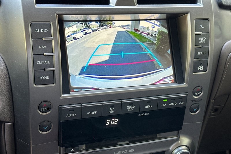 Lexus GX Vehicle Full-screen Gallery Image 21