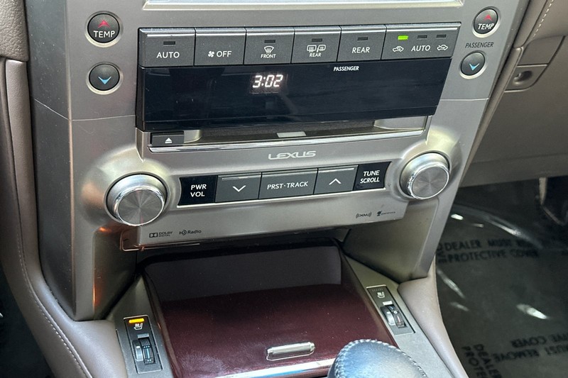 Lexus GX Vehicle Full-screen Gallery Image 22