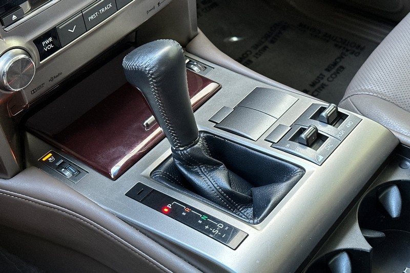 Lexus GX Vehicle Full-screen Gallery Image 23