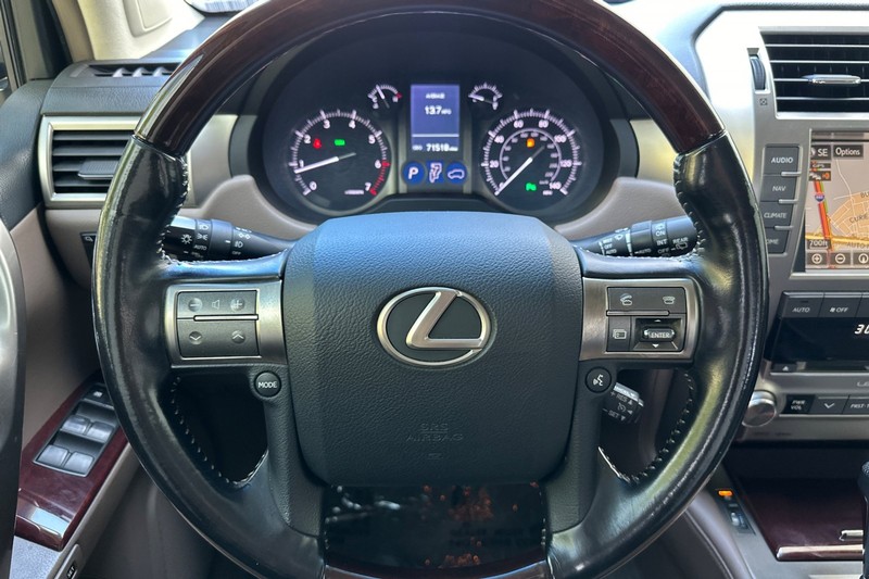 Lexus GX Vehicle Full-screen Gallery Image 25