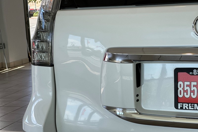 Lexus GX Vehicle Full-screen Gallery Image 29