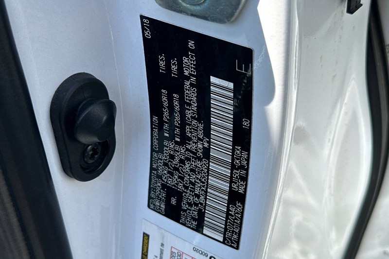 Lexus GX Vehicle Full-screen Gallery Image 30