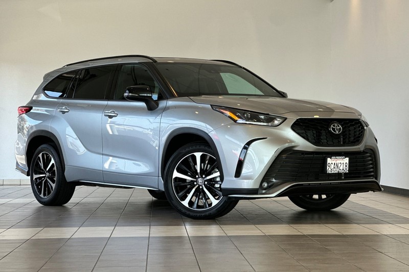 Toyota Highlander Vehicle Full-screen Gallery Image 02