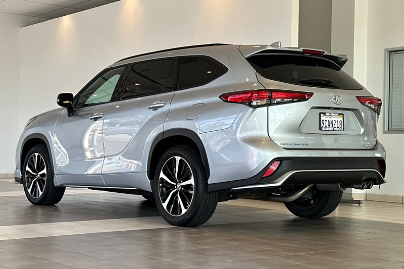 Toyota Highlander Vehicle Full-screen Gallery Image 06