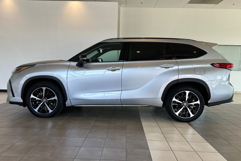 Toyota Highlander Vehicle Full-screen Gallery Image 07