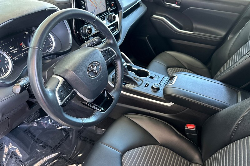 Toyota Highlander Vehicle Full-screen Gallery Image 10
